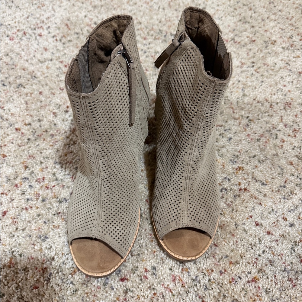 Tom’s Booties - Picture 4 of 6